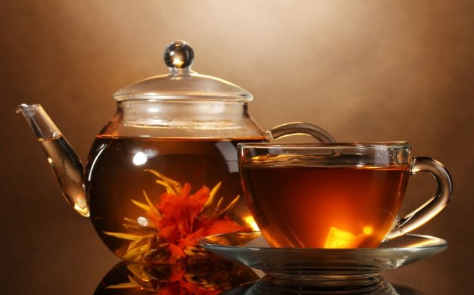 Обои Чай с травами в заварочном чайнике и кружке из прозрачного